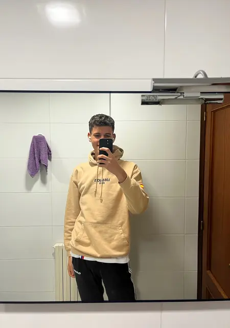 Soy Mauro, 20 años de Manresa, busco conocer gente para conversación virtual