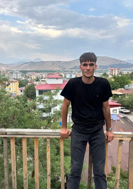 Gökay из Стамбула, мне 18, познакомлюсь на одну ночь