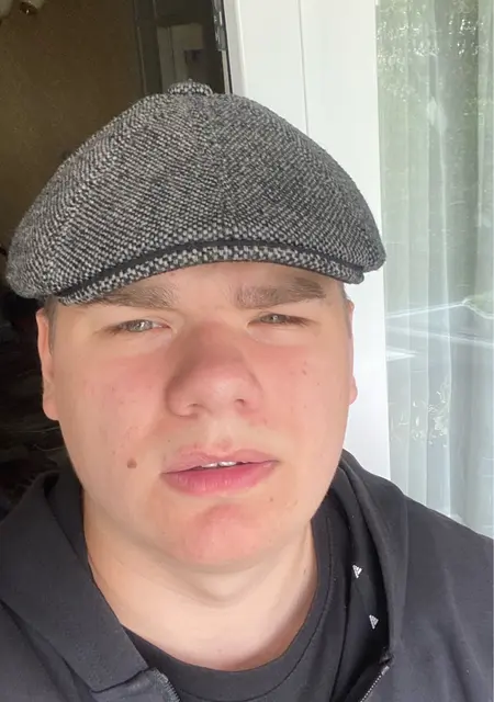 Я Михаил, 22, из Харькова, ищу знакомства без обязательств