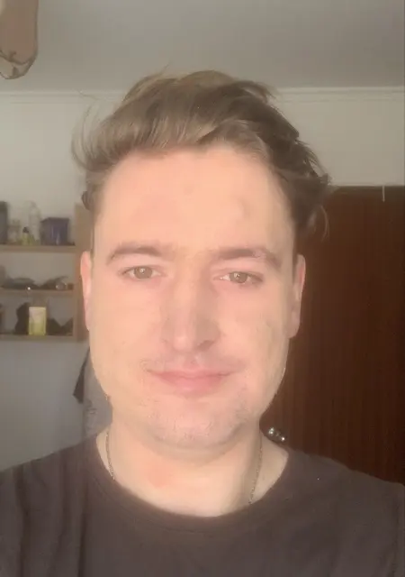 Soy Vladan, 25 años de Valencia, busco conocer gente para lío de una noche