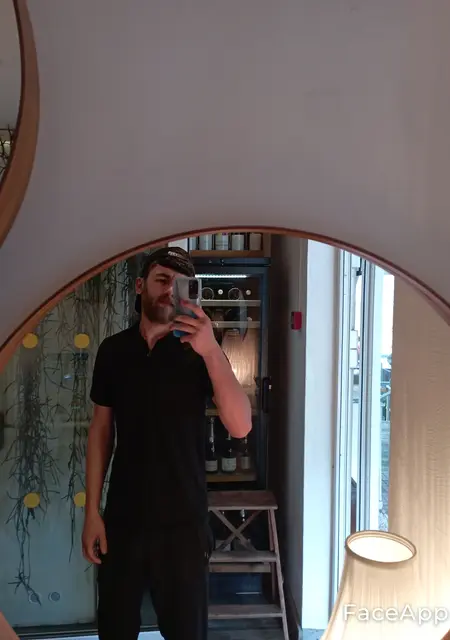 Мага Магамедов из Парижа, мне 23, познакомлюсь на одну ночь