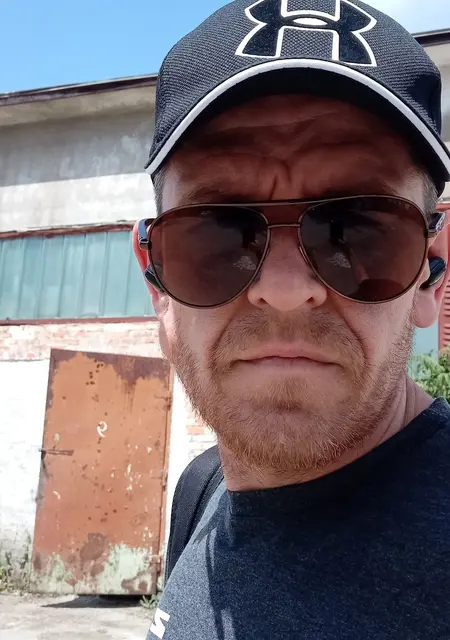 Я Денис, 42 років з Чернівців, шукаю знайомства без зобов'язань