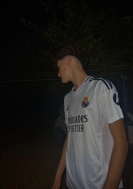 Soy Luis, 19 años de Lorca, busco conocer gente para relación sin ataduras