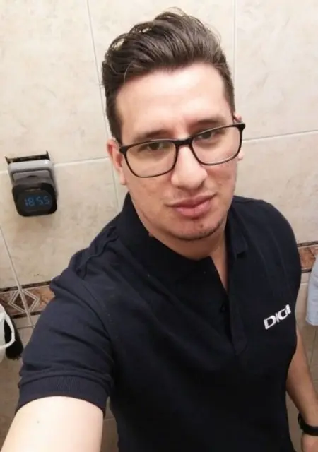 Soy Aaron, 27 años, conociéndome para conversación virtual en Madrid