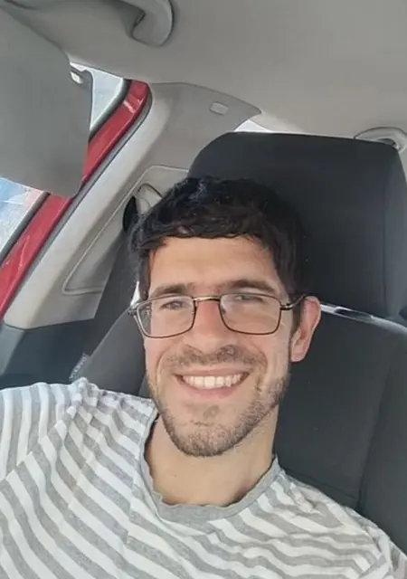 Soy Diego, 32 años de Madrid, busco conocer gente para relación sin ataduras