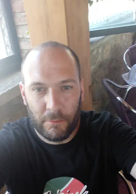 Soy Rik, 40 años de Avilés, busco conocer gente para chatear