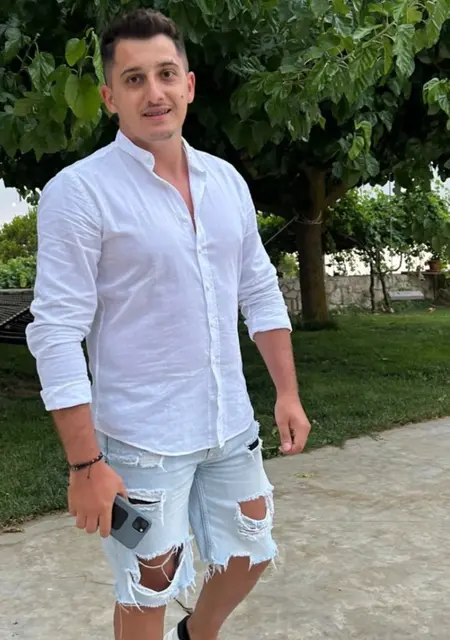 Soy Marius Liviu, 18 años de Madrid, busco conocer gente para chatear