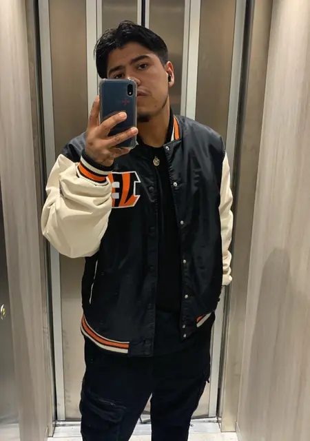 Soy Carlos, 21 años de Valladolid, busco conocer gente para pasatiempo agradable