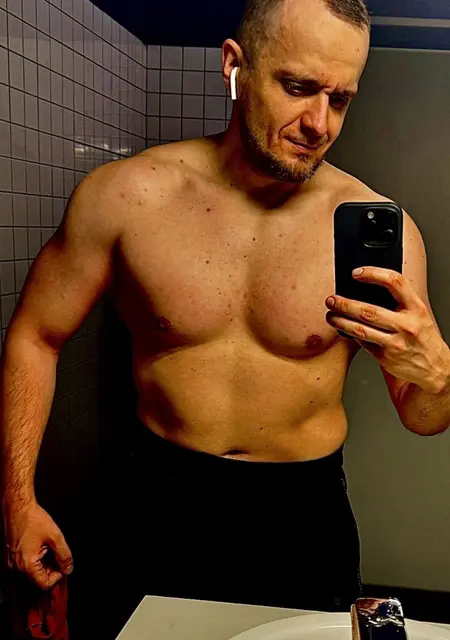 Артем з Дніпра, шукаю на сайті приємне проведення часу