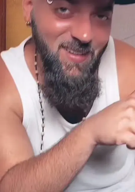 Soy Morenito, 27 años de Alicante, busco conocer gente para conversación virtual