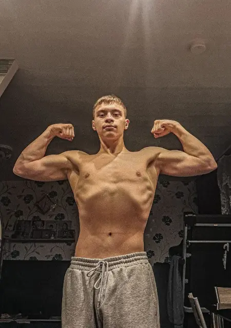 Я Артём, 18, знакомлюсь на одну ночь в Кохтла-Ярве