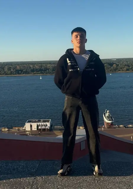 Я Александр, 18, из Пюто, ищу знакомства без обязательств