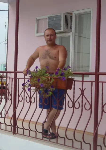 Я Иван, 50 років з Чернівців, шукаю знайомства без зобов'язань