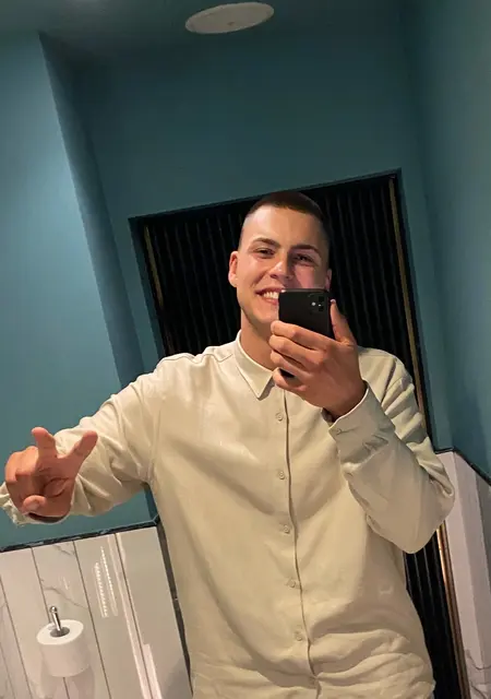 Олег из Парижа, ищу на сайте знакомства без обязательств