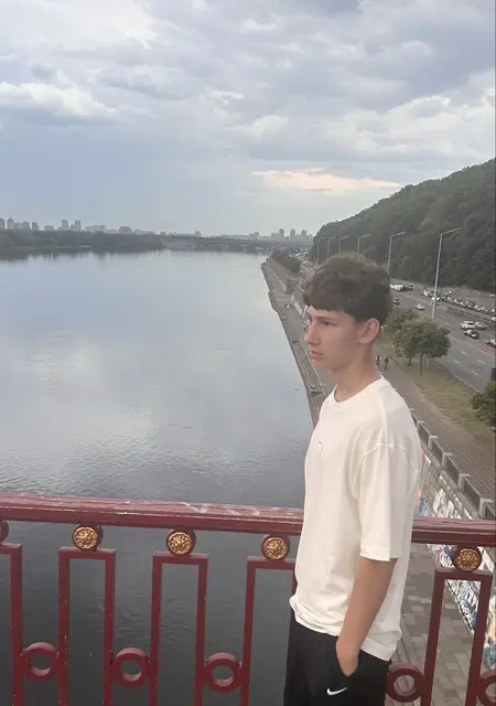 Soy Maksim, 18 años de Zaragoza, busco conocer gente para chatear