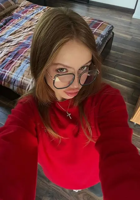 Карина из Парижа, ищу на сайте знакомства без обязательств