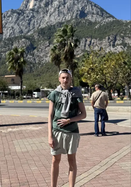 Я Dmitrijs, 19, из Риги, ищу знакомство для постоянных отношений