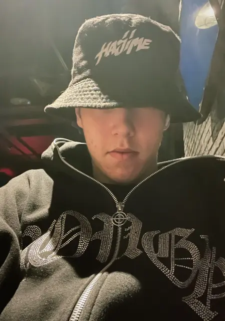 Никита из Парижа, мне 21, познакомлюсь для дружбы