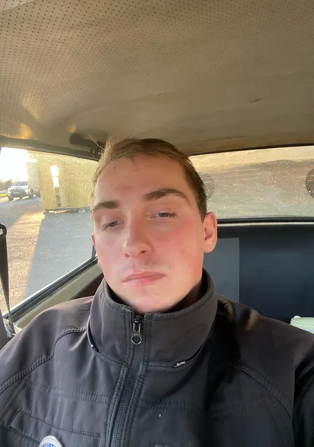 Я Юра, 22 років з Сум, шукаю знайомство для приємного проведення часу