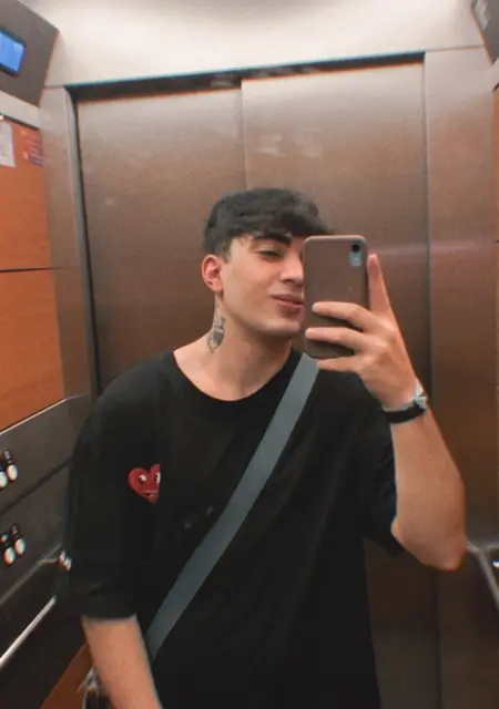 Soy Alejandro, 24 años, conociéndome para relación sin ataduras en Pontevedra