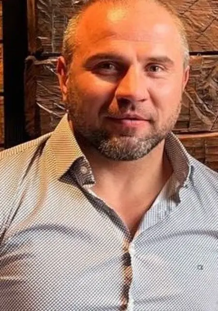 Я Анатолий, 40 років з Львова, шукаю знайомства без зобов'язань