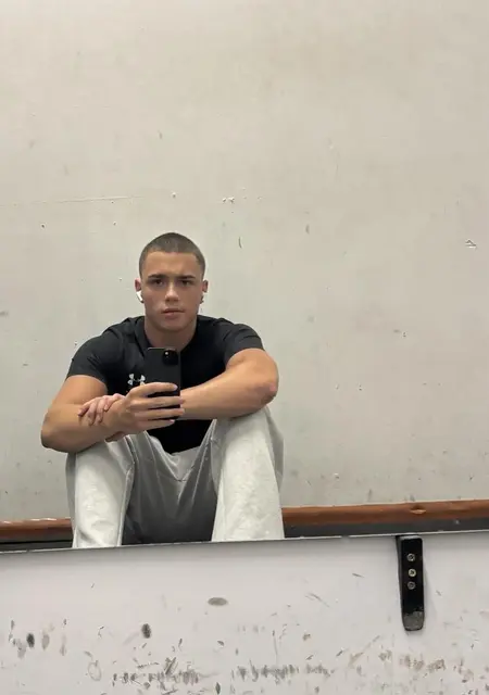 Я Wiktor, 18, знакомлюсь без обязательств в Познани