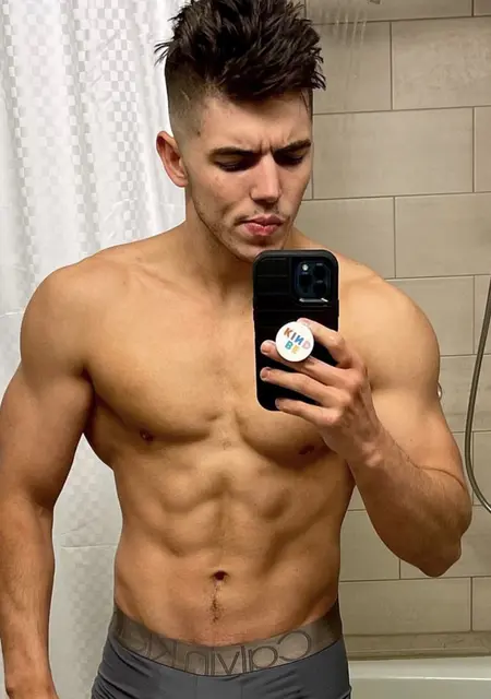 Я Дима, 26 років з Чернігова, шукаю знайомства на одну ніч