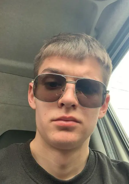 Я Oleg, 19 років з Харкова, шукаю знайомства без зобов'язань