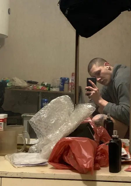 Я Макс, 21 років з Запоріжжя, шукаю знайомства без зобов'язань