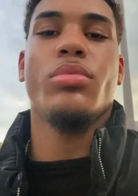 Soy Tayson, 18 años, conociéndome para conversación virtual en Málaga