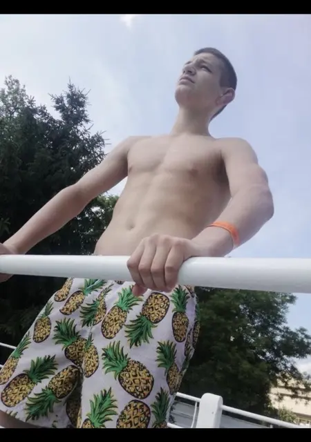 Макс з Ужгорода, мені 22 років, познайомлюсь на одну ніч