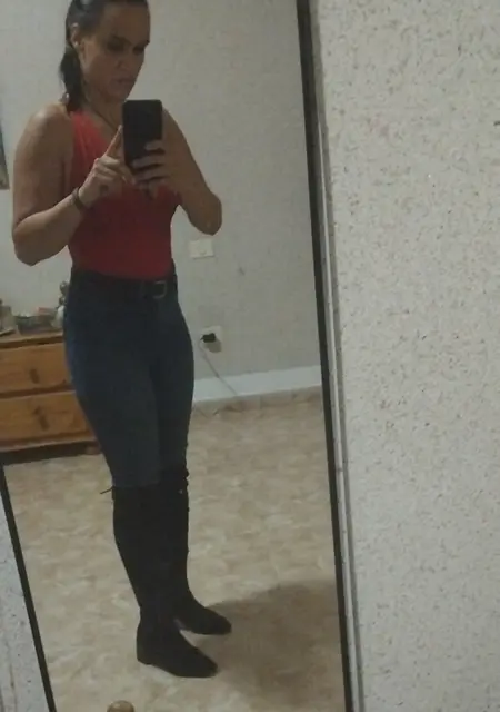 Soy Criscanaria, 41 años de Madrid, busco conocer gente para lío de una noche