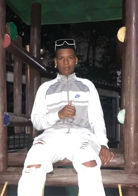 Soy Daniel, 20 años de Vigo, busco conocer gente para lío de una noche