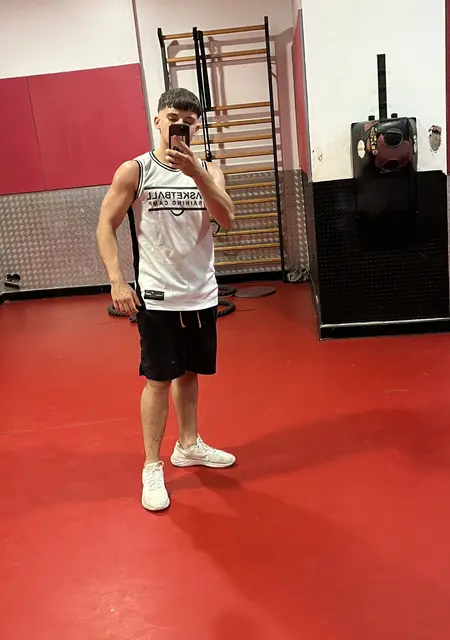 Jan из Барселоны, мне 20, познакомлюсь для приятного времяпровождения