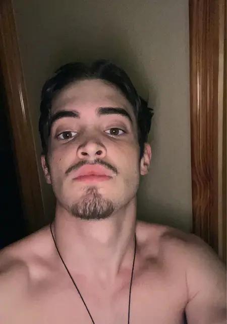 Alejandro de Villarreal, tengo 22 años, listo para conocer para relación sin ataduras