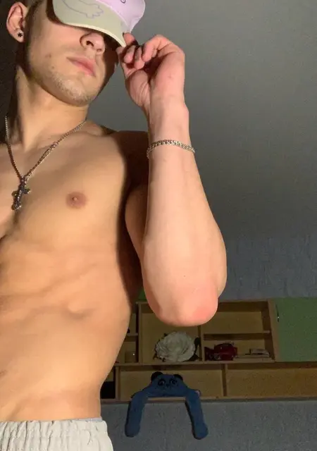 Ренат из Берна, мне 22, познакомлюсь без обязательств