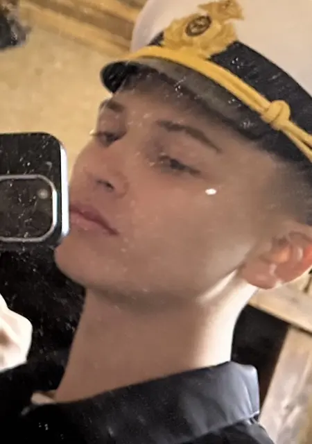 Влад из Салоников, мне 19, познакомлюсь на одну ночь