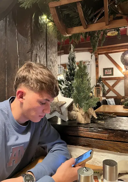 Soy Carlos, 20 años de Granada, busco conocer gente para chatear