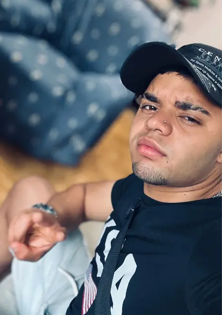 Soy Gabriel, 20 años de Dos Hermanas, busco conocer gente para lío de una noche