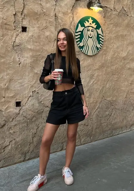 Я Maris, 18, из Афин, ищу знакомство для приятного времяпровождения