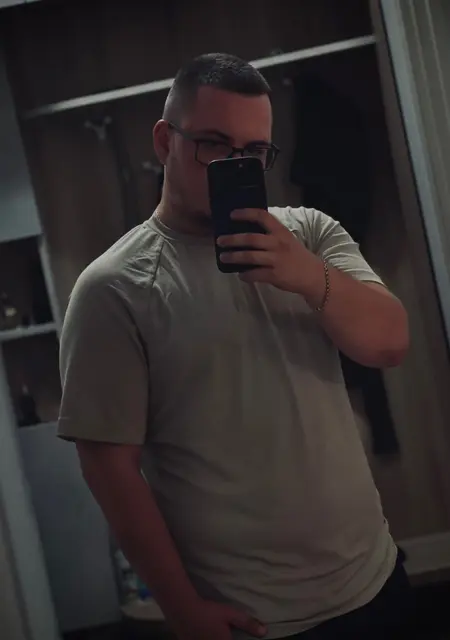 Aleksandr из Каменского, мне 24, познакомлюсь для приятного времяпровождения