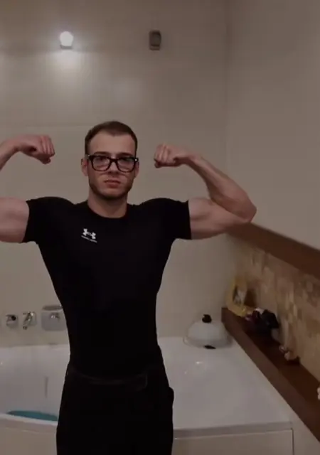 Я Ілля, 25, из Ровно, ищу знакомства на одну ночь