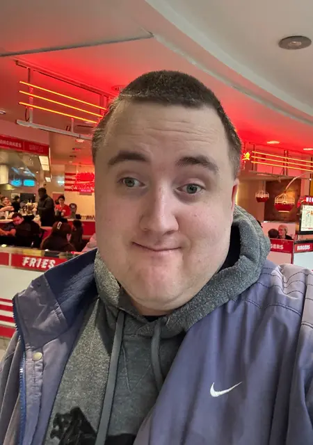 Matthew из Хейвордс-Хит, ищу на сайте общение