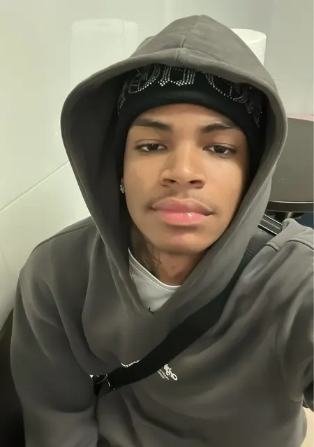 Soy Emmanuel, 18 años, conociéndome para conversación virtual en Getafe