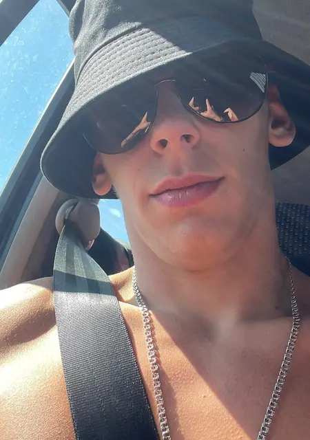 Роман из Гомеля, мне 18, познакомлюсь на одну ночь