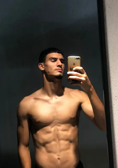 Soy Ham, 22 años de Alicante, busco conocer gente para pasatiempo agradable