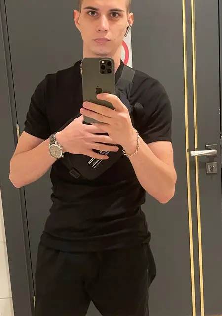 Soy Nikolay, 28 años de Palencia, busco conocer gente para chatear