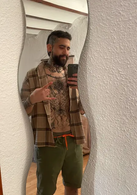 Soy Alvaro, 28 años de Barcelona, busco conocer gente para relación sin ataduras