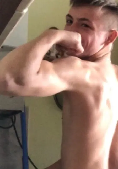 Я Денис, 20 років з Львів, шукаю знайомства на одну ніч