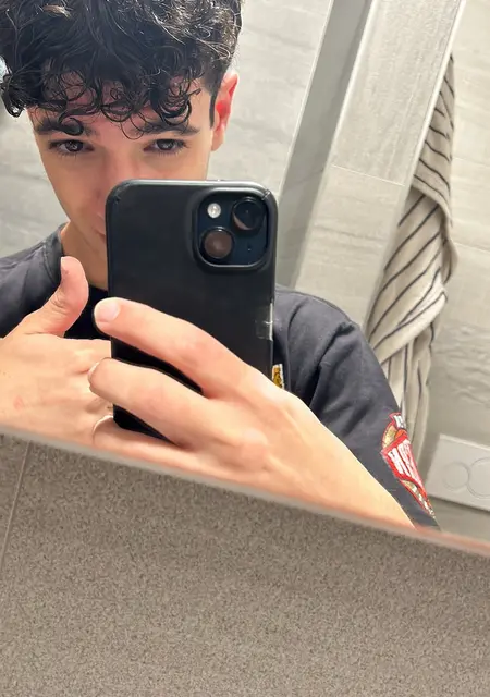 Simone из Генуи, мне 19, познакомлюсь для вирта